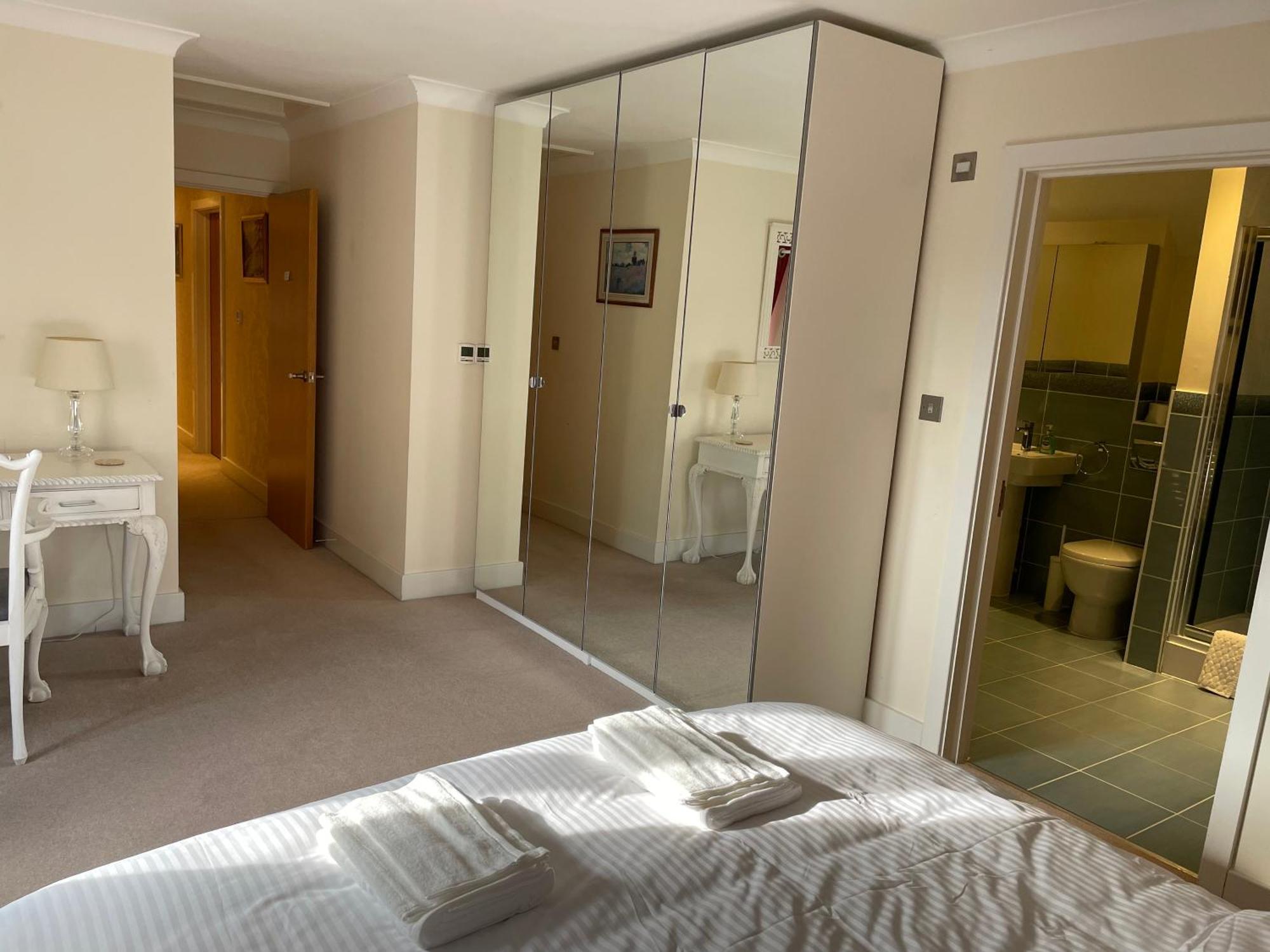 Top Floor En-Suite Double Bedrooms With Great View Of Windsor Castle & Free Parking المظهر الخارجي الصورة