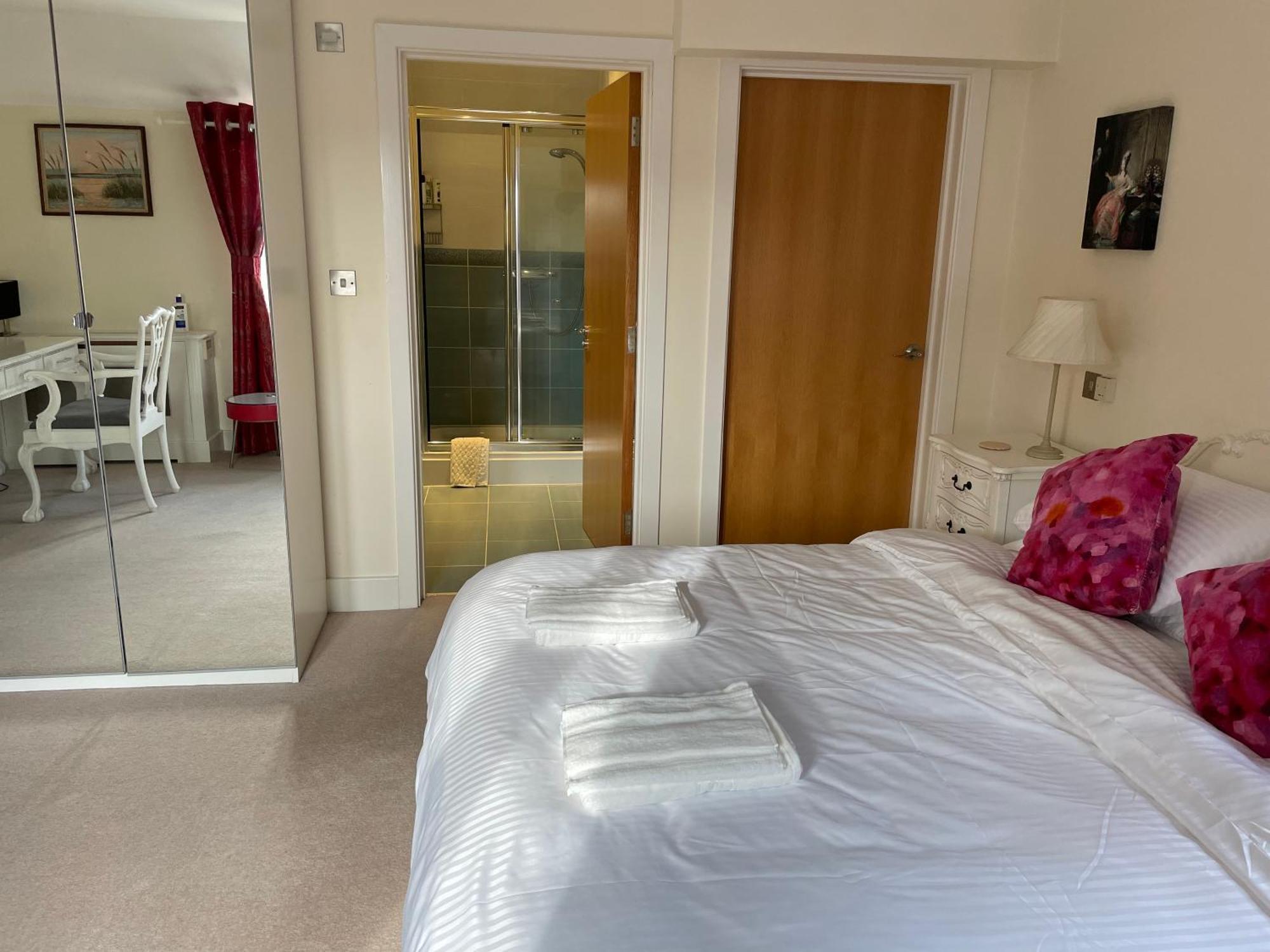 Top Floor En-Suite Double Bedrooms With Great View Of Windsor Castle & Free Parking المظهر الخارجي الصورة
